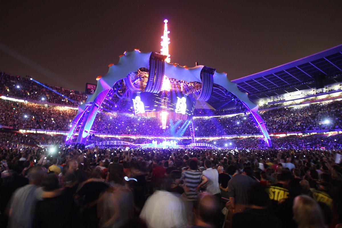 Сцена u2 в диснейленде. Сцена u2. U2 360 tour. U2 360 tour. Самая крутая концертная сцена.